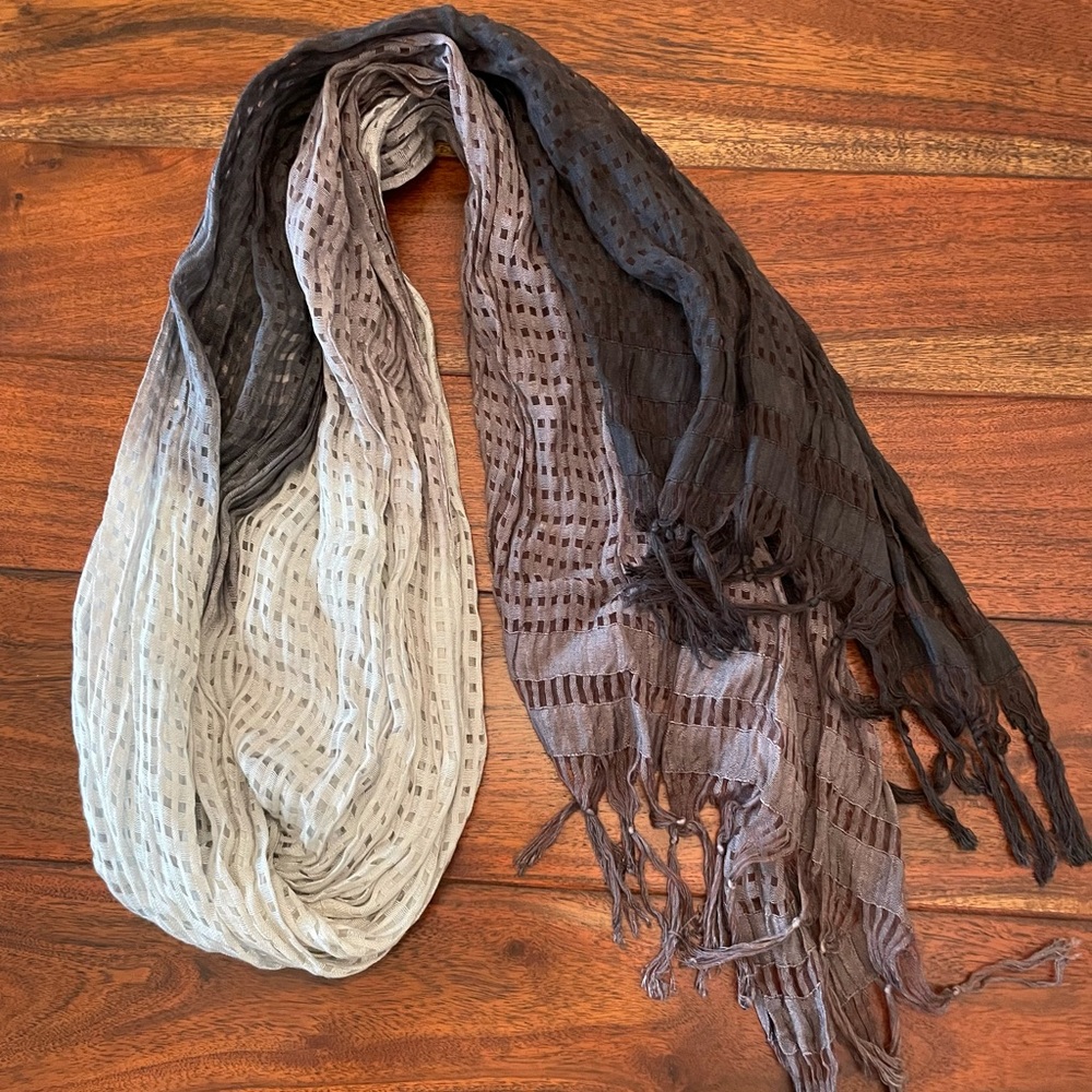 American Eagle women’s scarf Ombré of the color grey